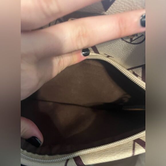 Adrienne Vittadini Signature Doubleplay Tote. - Picture 7 of 9